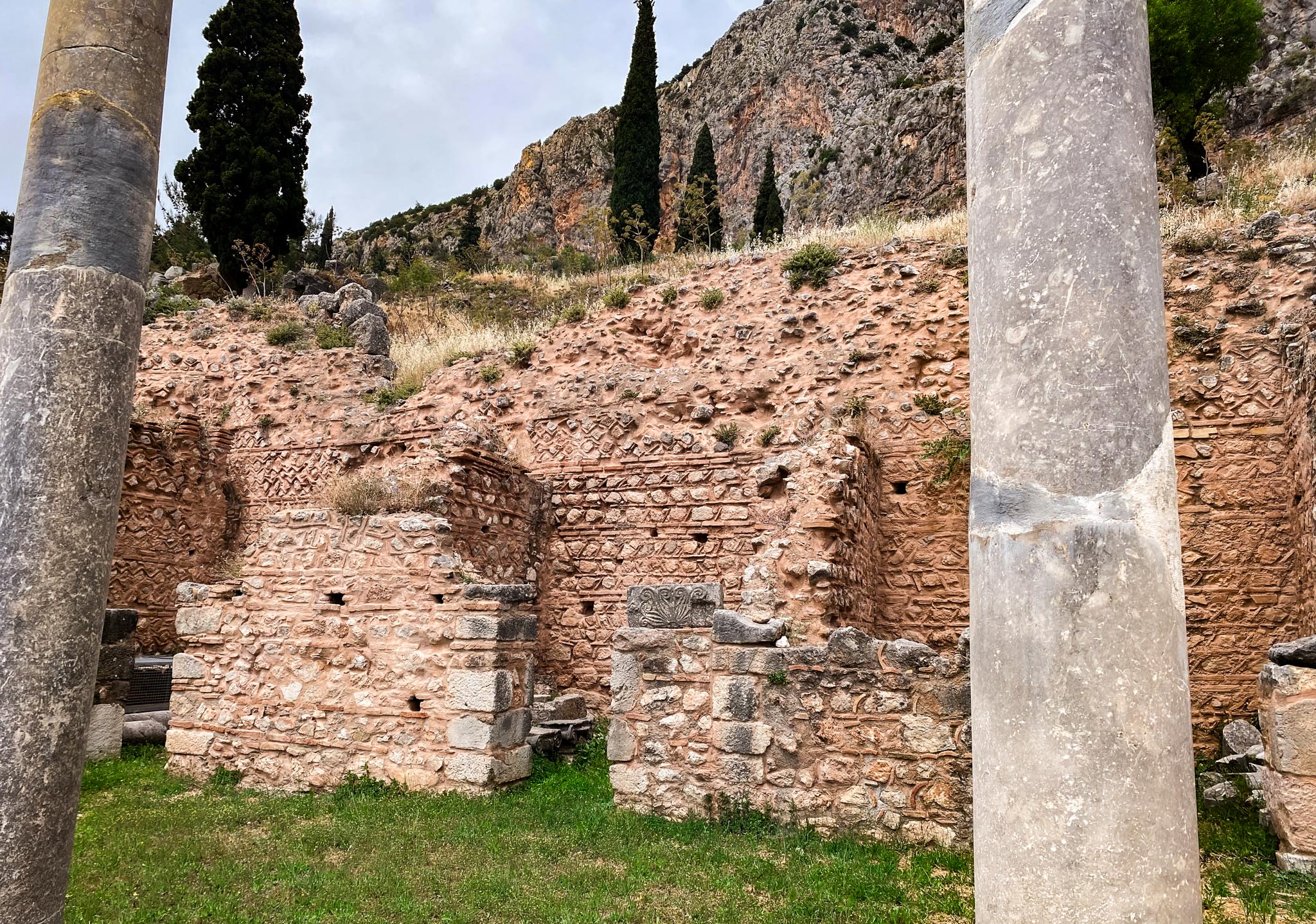 Delphi Mauer