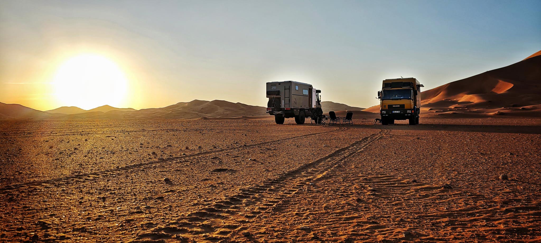 beide Trucks mit Sonne